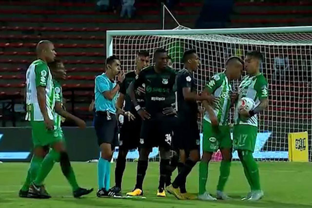 Jeison Lucumi đã bị truất quyền thi đấu vì hành vi đáng xấu hổ.