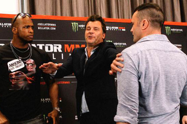 Richard Kiely và Michael Page gây hấn với nhau tại buổi họp báo.