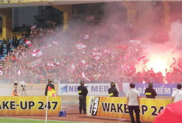 Hình ảnh các CĐV Hải Phòng ném pháo sáng xuống sân.