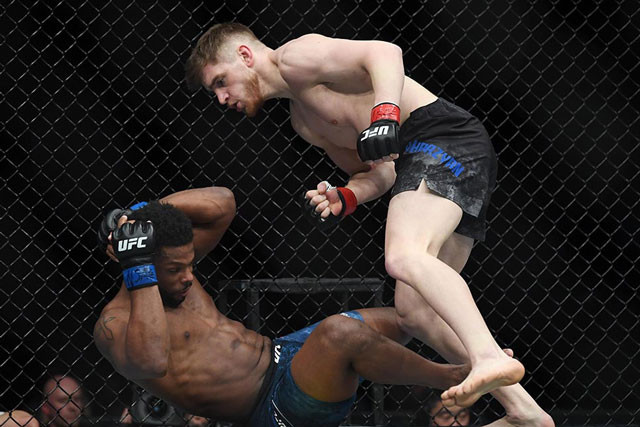 Edmen Shahbazyan hạ gục đối thủ.