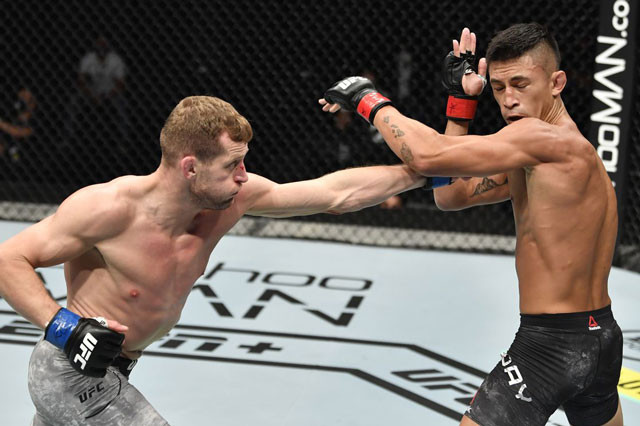 Davey Grant đã hạ gục knock-out đối thủ Martin Day bằng một cú đấm vòng cung rất mạnh.