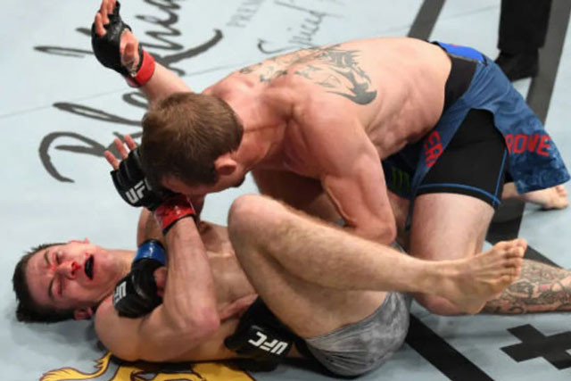  Donald Cerrone ra đòn hạ gục Alexander Hernandez.