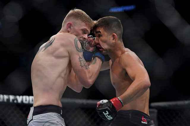 Louis Smolka (phải) đã hạ gục đối thủ trong hiệp thi đấu đầu tiên.