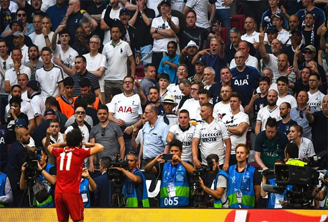 Hành động của Salah khiến nhiều CĐV Tottenham nổi nóng.