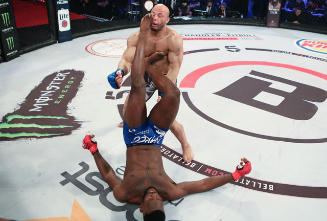 Fabian Edwards phản đòn khiến đối thủ bị choáng.