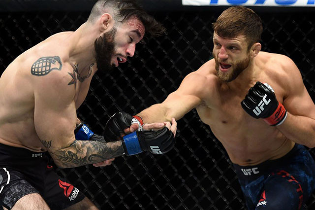 Calvin Kattar ra đòn hạ đo ván đối thủ.