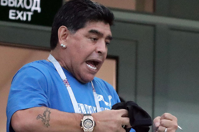 Maradona cho rằng HLV Sampaoli nên bị ăn đấm.
