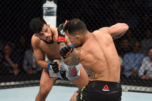 Nasrat Haqparast ra đòn cực mạnh hạ knock-out đối thủ.
