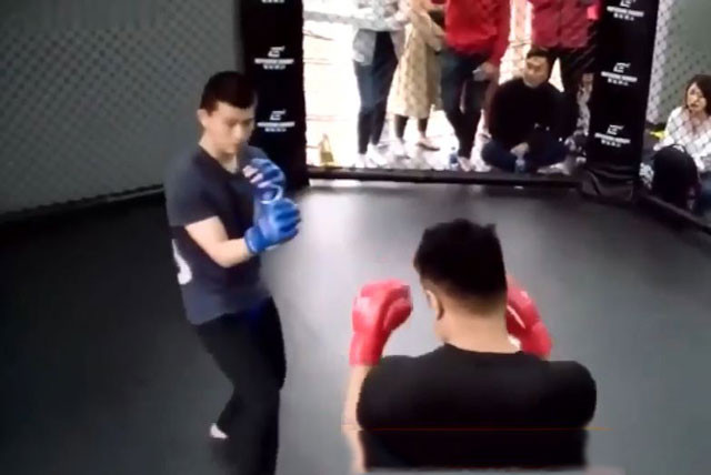 Dù nhập cuộc không tốt, nhưng võ sĩ Vịnh Xuân Quyền (trái) vẫn giành chiến thắng.