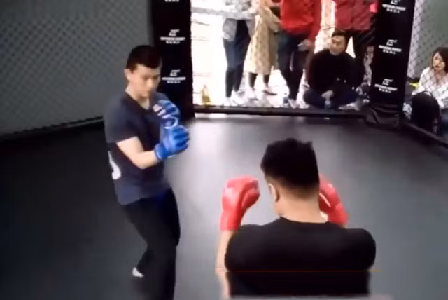Dù nhập cuộc không tốt, nhưng võ sĩ Vịnh Xuân Quyền (trái) vẫn giành chiến thắng.
