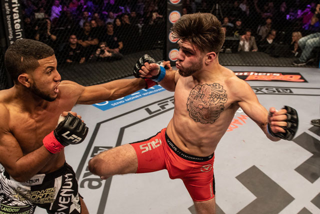Joanderson Brito (trái) chỉ mất 44 giây để hạ gục Jose Mar.