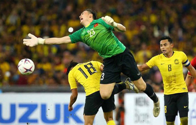 VIDEO: Hai pha cứu thua xuất thần của Văn Lâm ở chung kết