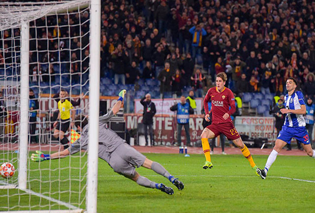 Tiền vệ trẻ Nicolo Zaniolo (giữa) đã có màn trình diễn xuất sắc trước Porto.