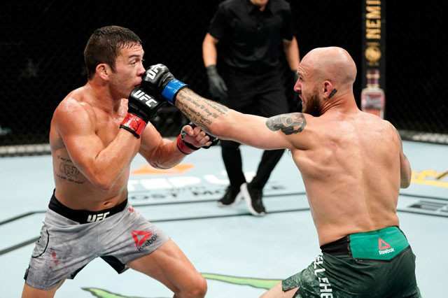 Brian Kelleher ra đòn hạ knock-out đối thủ.