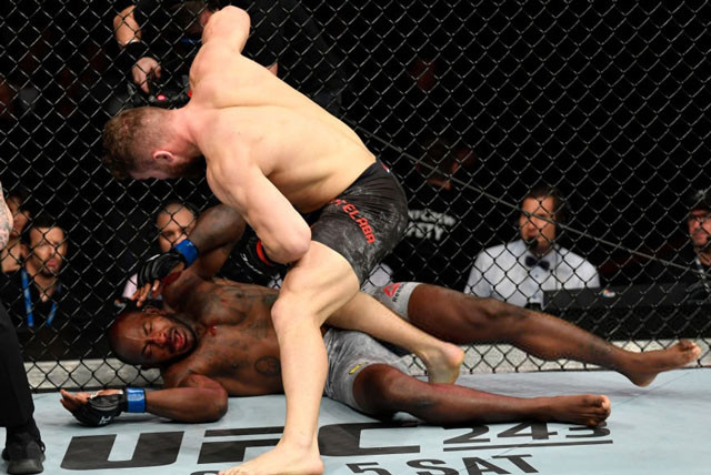 Ion Cutelaba ra đòn liên hoàn khiến đối thủ không thể chống đỡ.