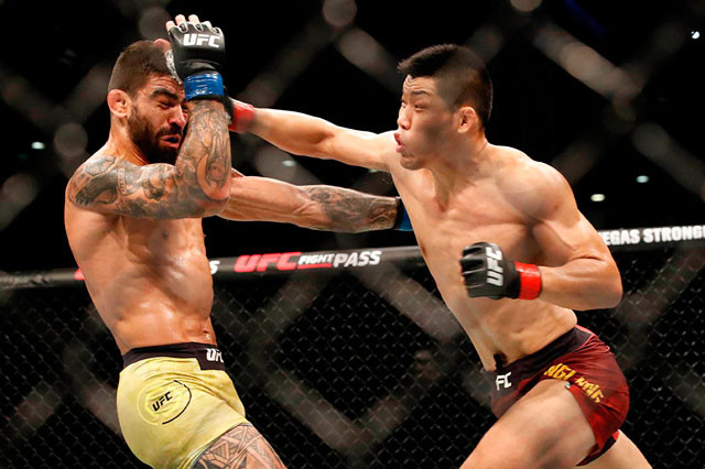 Jingliang Li (phải) đã giành chiến thắng knock-out trước Elizeu Zaleski.