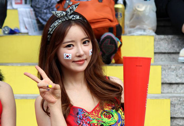 Mỹ nhân Hàn Quốc khoe nhan sắc trên khán đài World Cup