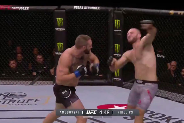 John Phillips ra đòn hạ gục đối thủ.