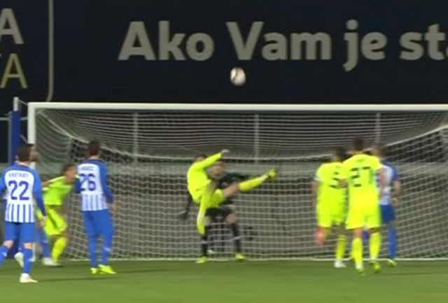 Pha làm bàn của Bruno Petkovic. Ảnh cắt từ clip.