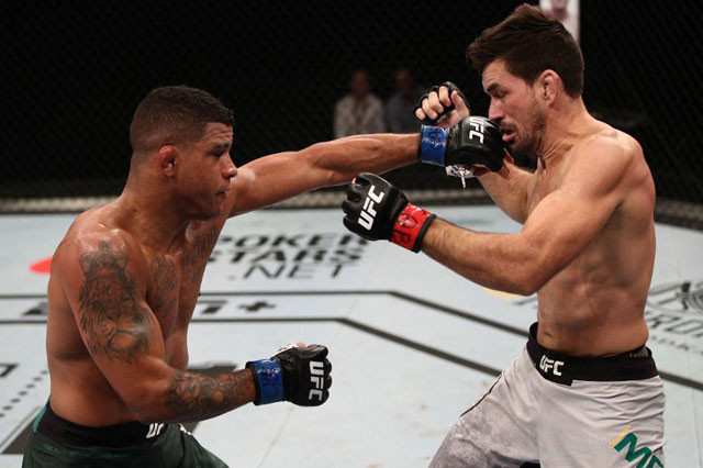 Gilbert Burns ra đòn hạ đo ván đối thủ.