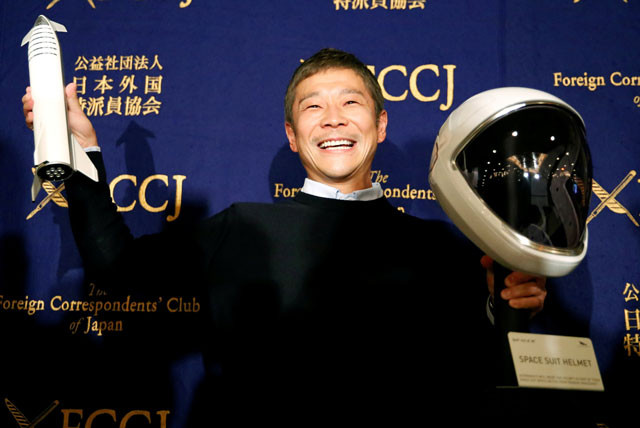 Tỷ phú Yusaku Maezawa.