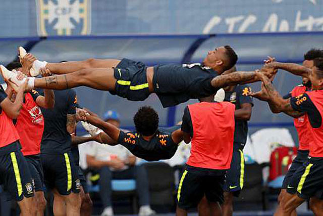 Các cầu thủ Brazil áp dụng bài tập này để giúp các cầu thủ thả lỏng