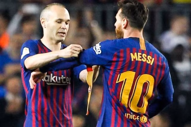 Messi sẽ thay thế Iniesta đeo băng đội trưởng của Barcelona.