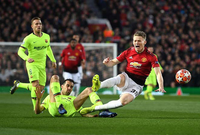 Sergio Busquets may mắn thoát thẻ đỏ trong trận gặp M.U.