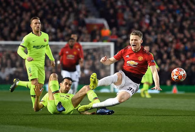 Sergio Busquets may mắn thoát thẻ đỏ trong trận gặp M.U.
