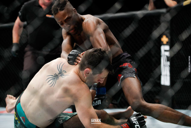 Jalin Turner đấm gục đối thủ.