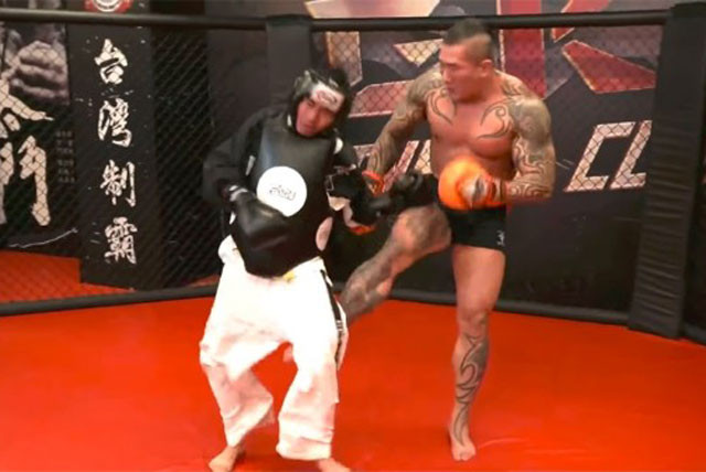 Holger Chen khiến đối thủ phải khóc lóc xin thua.