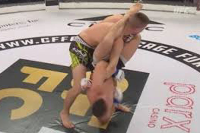 James Gonzalez ra đòn khiến đối thủ gãy tay.