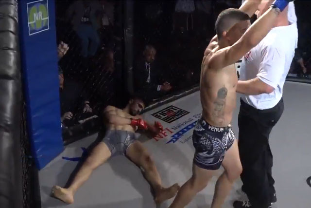 Saidyokub Kakharamonov bất tỉnh sau khi lãnh trọn cú lên gối củ Vargas.