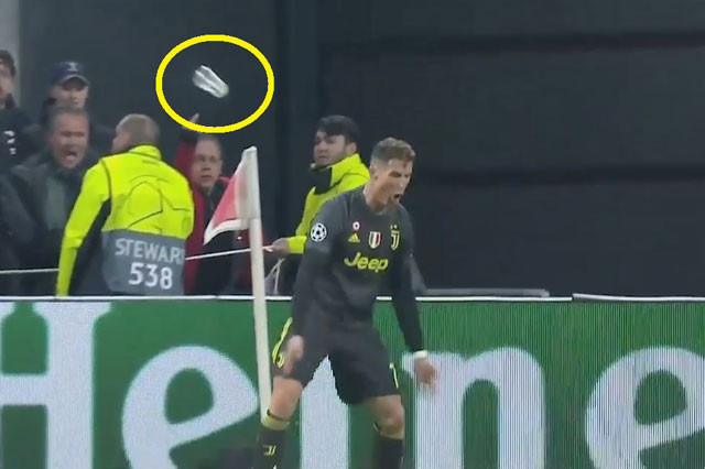 VIDEO: CĐV Ajax liên tục ném chai nước về phía Ronaldo