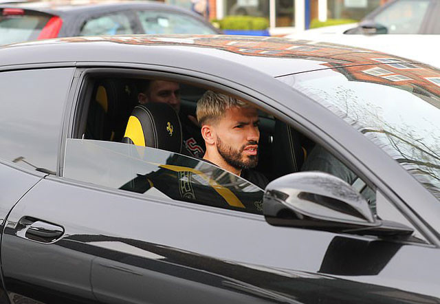 Aguero "giải sầu" bằng cách đi ăn trưa.