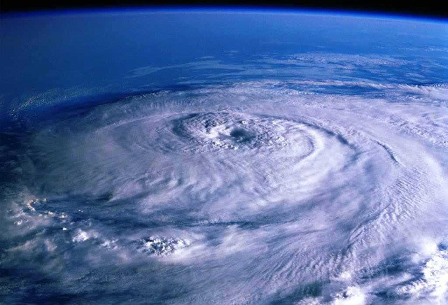 Khoảng khắc ấn tượng khi máy bay đi thẳng vào tâm bão