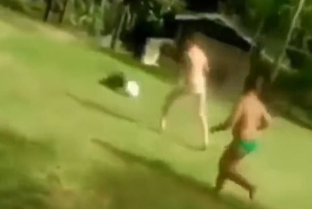 Clip: Cún cưng xử lý bóng chẳng kém Messi