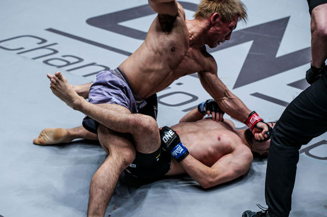 Yosuke Saruta ra đòn hạ gục đối thủ.