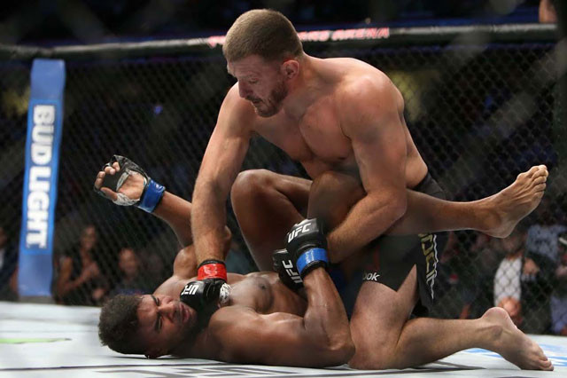 Stipe Miocic hạ đo ván Alistair Overeem.