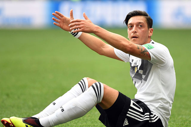 Mesut Ozil bị chế nhạo là con ếch chết.