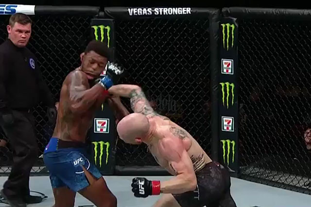 Josh Emmett hạ gục Michael Johnson.