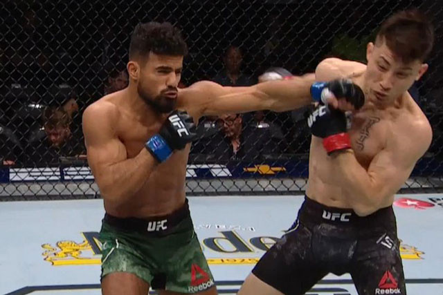 Khalid Taha ra đòn hạ gục đối thủ.