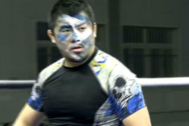 Từ Hiểu Đông vẽ sơn lên mặt khi thượng đài.