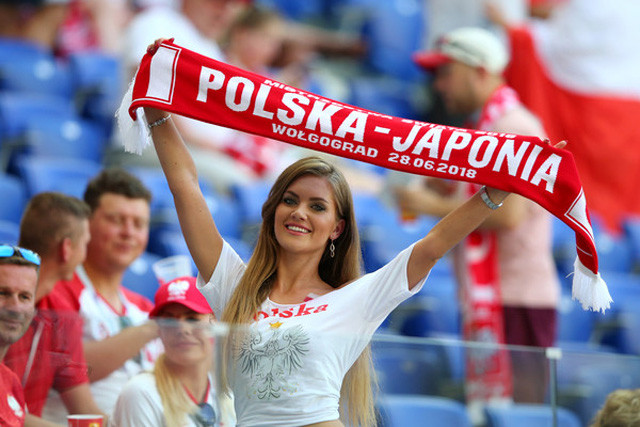 Nhan sắc tựa thiên thần của dàn cổ động viên nữ Ba Lan và Nhật Bản