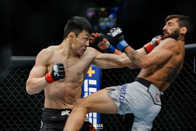 Danaa Batgerel ra đòn hạ đo ván đối thủ.