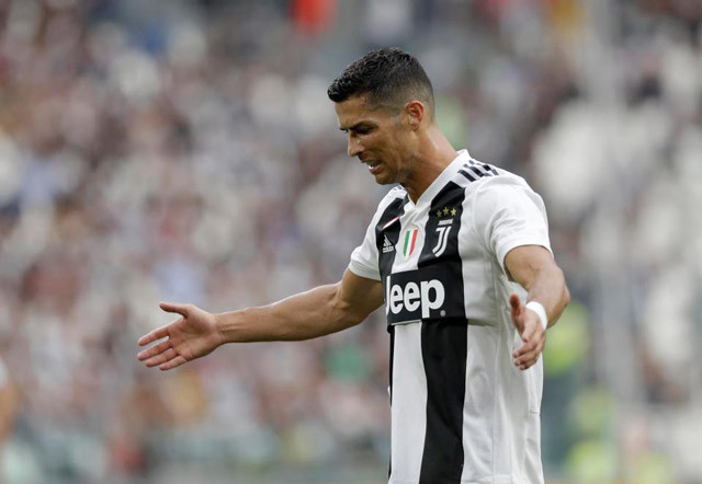 Clip: Tình huống bỏ lỡ cơ hội khó tin của Ronaldo