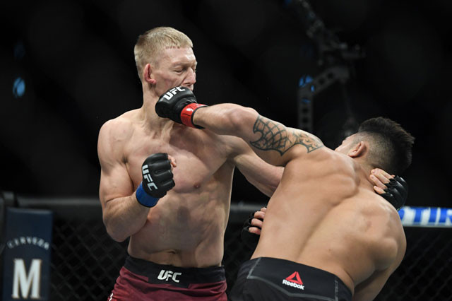 Võ sĩ Mỹ đấm như ‘súng bắn’ tiễn đối thủ ‘vào cơn mê’