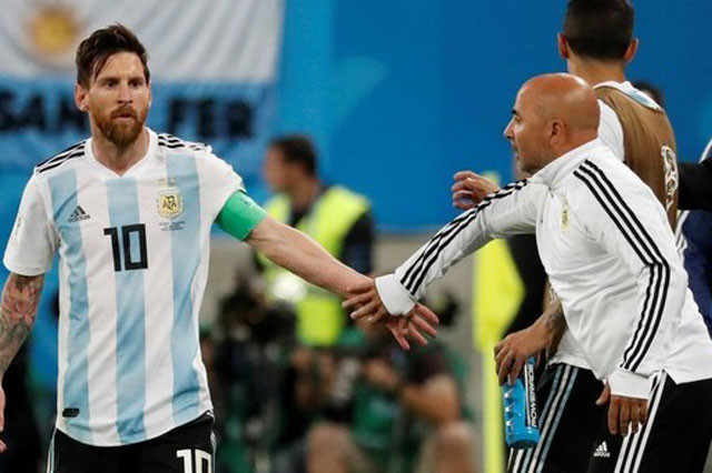 HLV Sampaoli khẳng định không có xích mích với siêu sao Lionel Messi.
