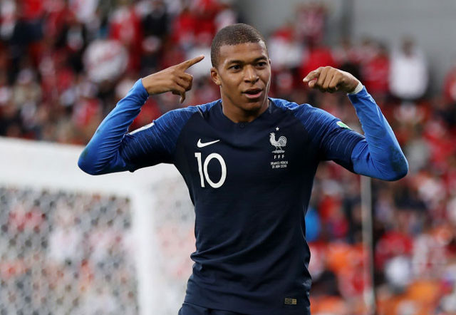 Mục kích bàn thắng lịch sử của sao trẻ Kylian Mbappe