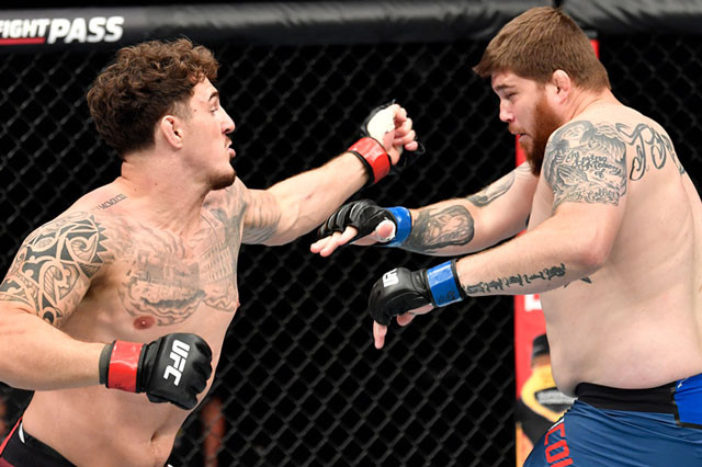 Tom Aspinall ra đòn hạ gục đối thủ.